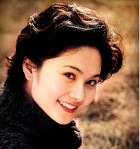 她曾是央视美女主持人，嫁给了军委副主席之子，离婚后成知名画家