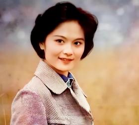 她曾是央视美女主持人，嫁给了军委副主席之子，离婚后成知名画家  第15张