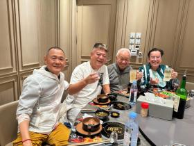 谭咏麟74岁生日喝到脸通红，现寿星公额有好兆头，太嗨头发全湿透  第19张